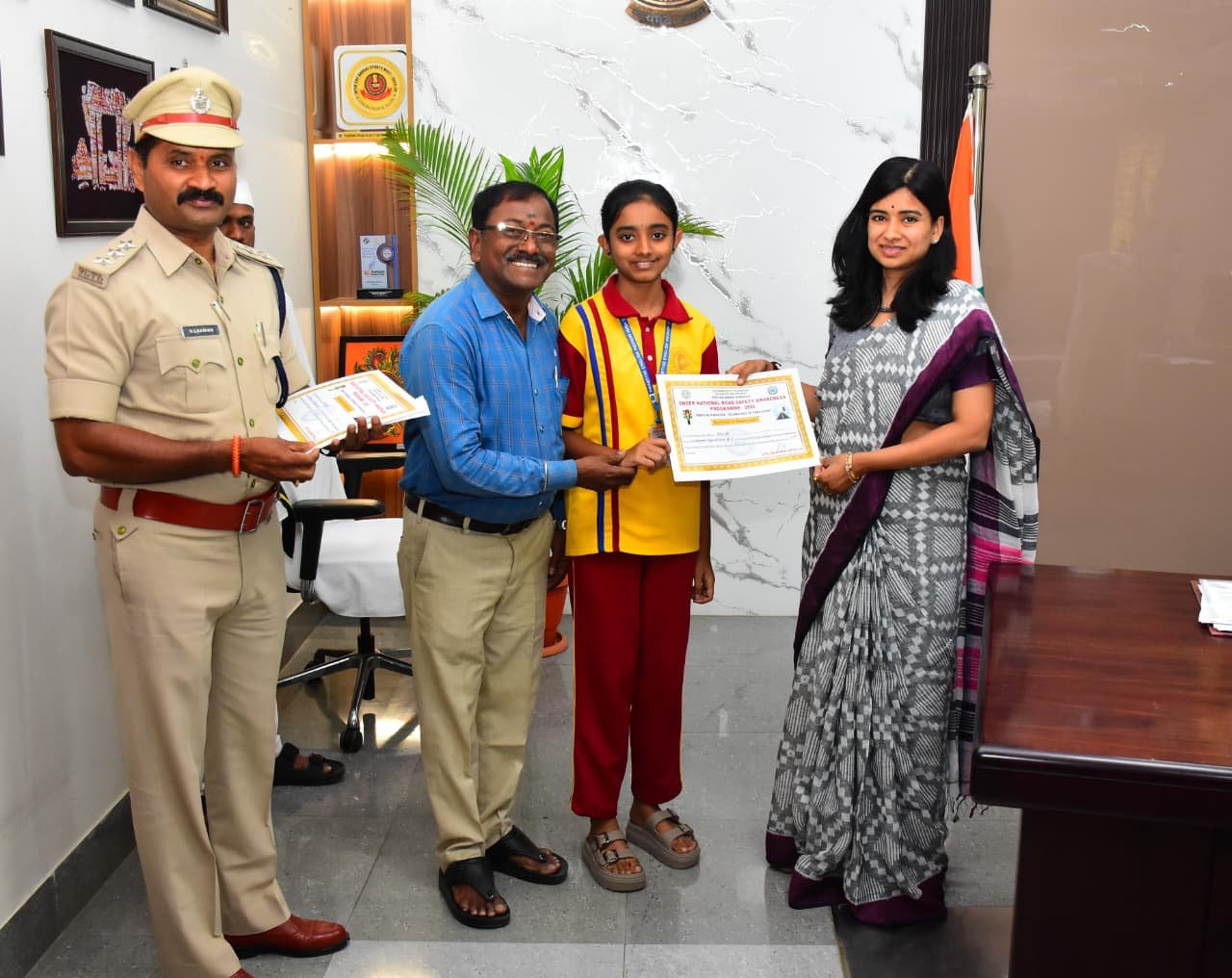 సర్టిఫికెట్లు అందించి అభినందించిన జిల్లా కలెక్టర్ గరిమ అగ్రవాల్